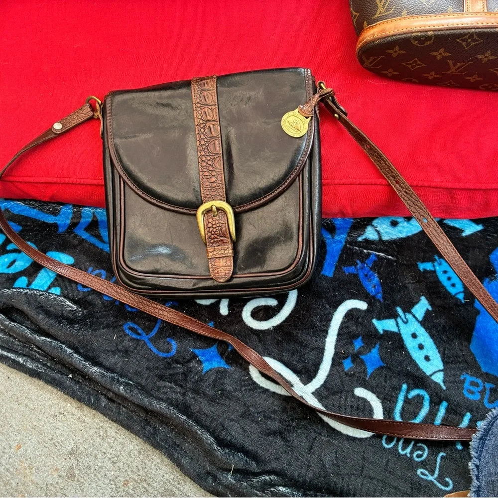 9-Dooney & Burk, 1-Coach, 1- Brahmin & 2- LV bags. ( Selling All) one Price
